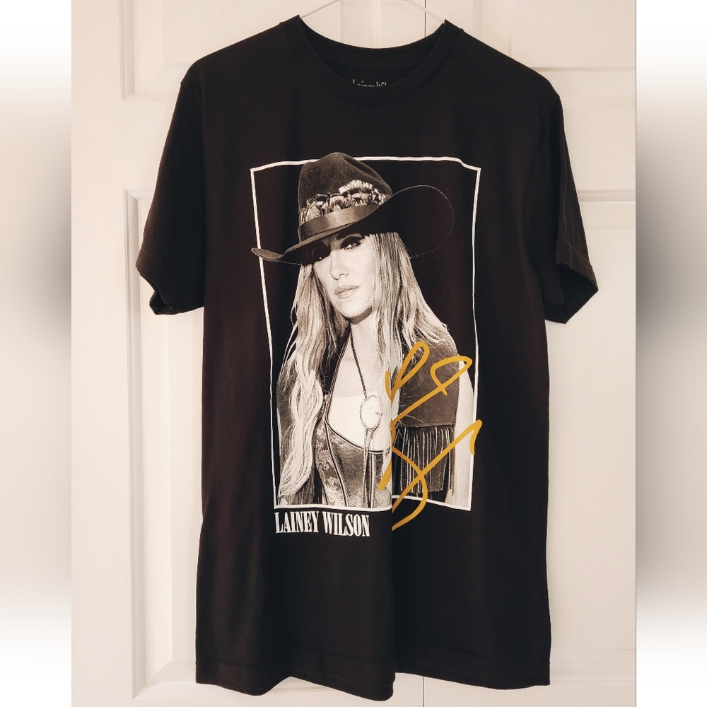 LAINEY WILSON signature t-shirt size medium NWT